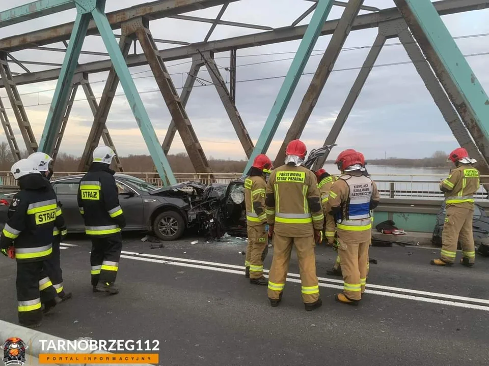Wypadek na drodze krajowej numer 9. Zderzenie dwóch osobówek na moście w Nagnajowie! [ZDJĘCIA] - Zdjęcie główne