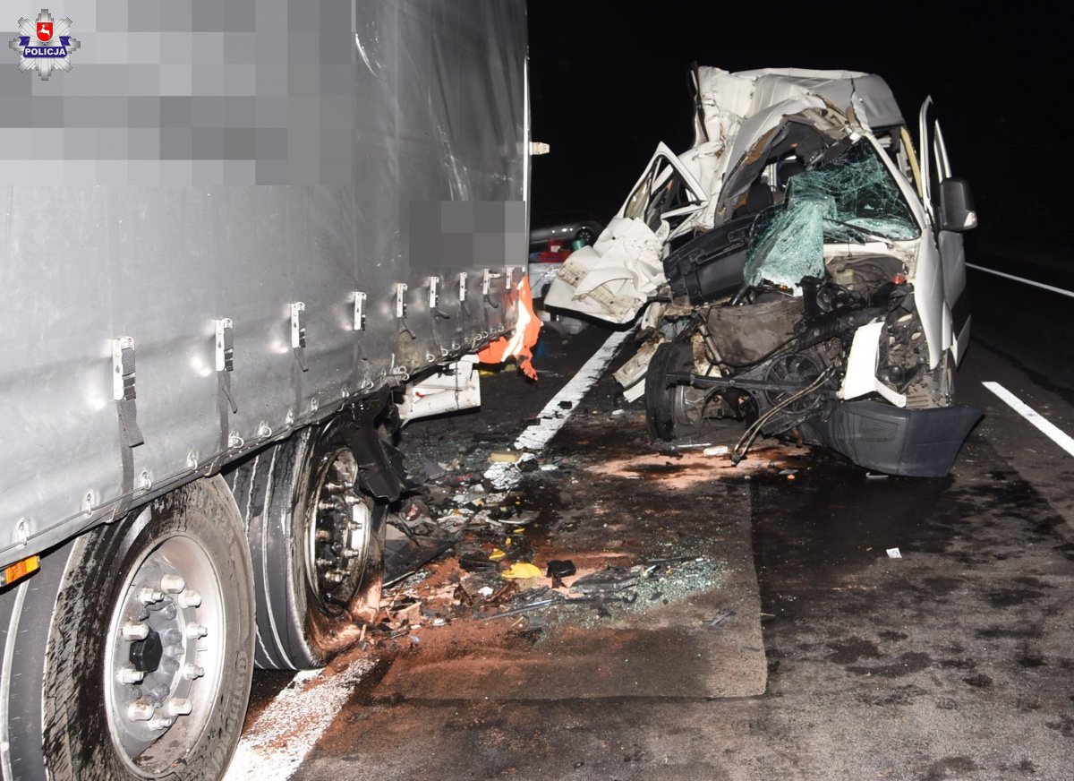 Bus wbił się w tira. Są ranni - Zdjęcie główne