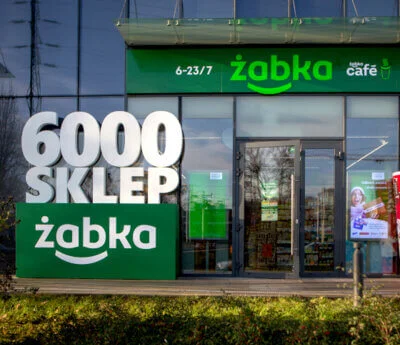 Sklepy Żabka czynne będą ustawowo do godziny 14. Jednakże po tej godzinie, za kasą może stać sam właciciel placówki. Godziny ustalane są zatem indywidualnie dla danego punktu.