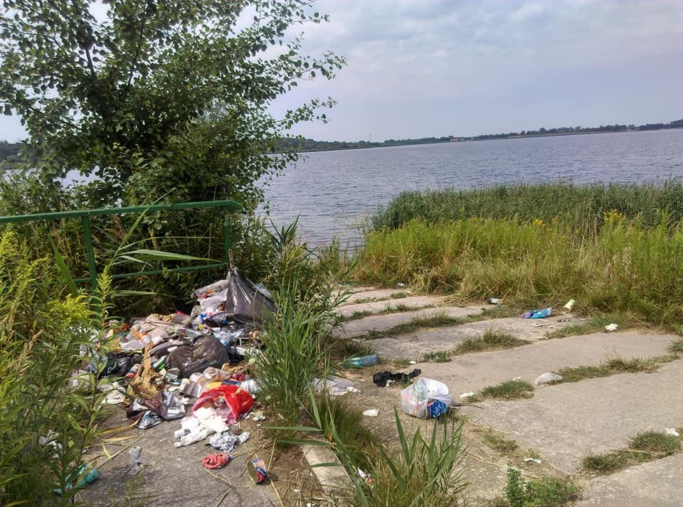 Mnóstwo śmieci nad jeziorem - Zdjęcie główne