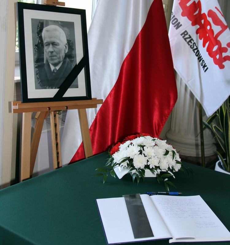 Złóż kondolencje. Księga dedykowana Kornelowi Morawieckiemu - Zdjęcie główne