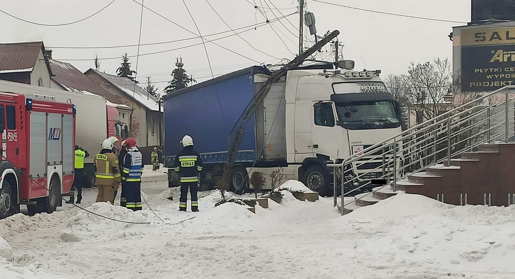 UWAGA! TIR uderzył w słup energetyczny! Część mieszkańców Kolbuszowej bez prądu! [MAPA, AKTUALIZACJA, VIDEO] - Zdjęcie główne