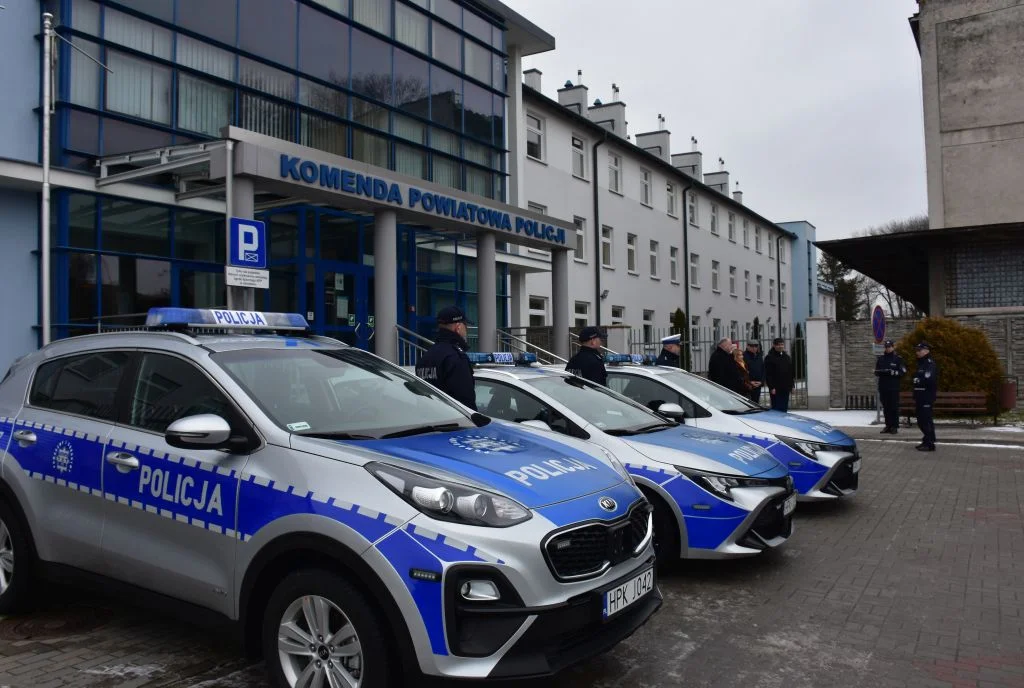 Pożyczony samochód, podmienione tablice - tak przekazywano nowe radiowozy policji w Jarosławiu  - Zdjęcie główne