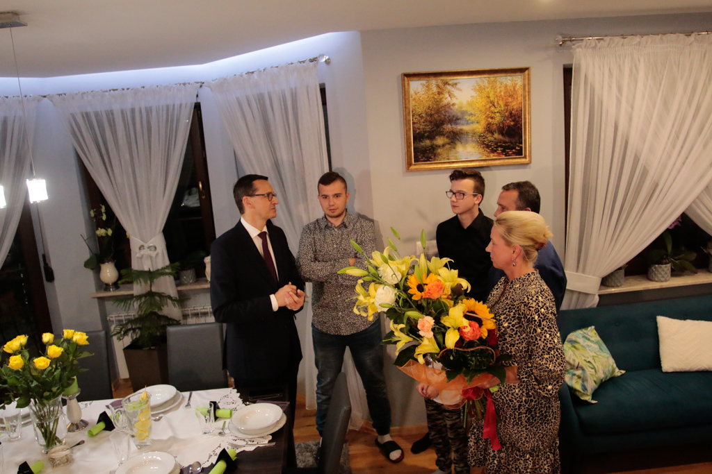 [WYBORY 2019] Premier spotkał się  z rodziną spod Przemyśla [FOTO] - Zdjęcie główne