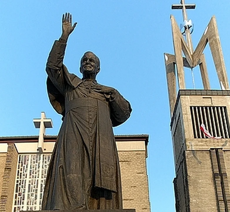 Skandal w Stalowej Woli. Pomnik Jana Pawła II oblany farbą! - Zdjęcie główne