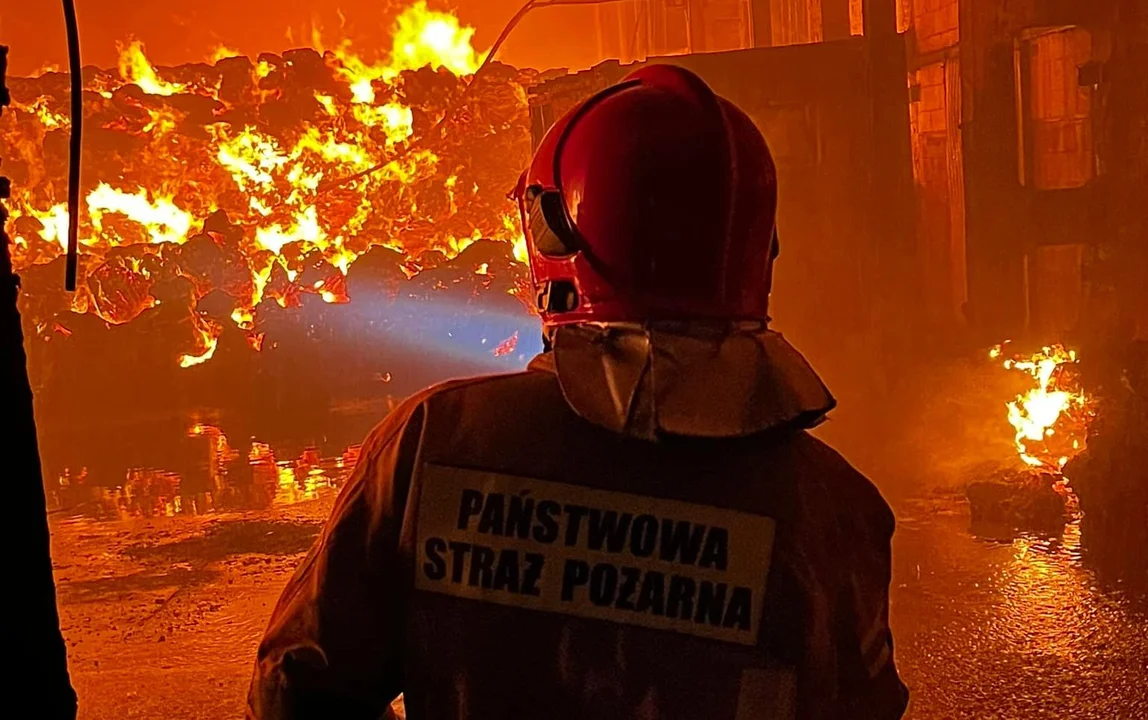 Gigantyczny pożar hali magazynowej w Tarnobrzegu! Zobacz zdjęcia - Zdjęcie główne