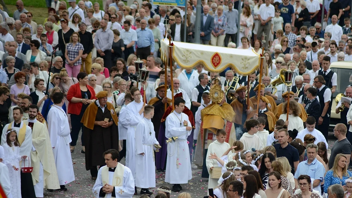 Religijne Podkarpacie. Ile osób chodzi na niedzielne msze święte, czy młodzież uczęszcza na lekcje religii? [ZDJĘCIA] - Zdjęcie główne