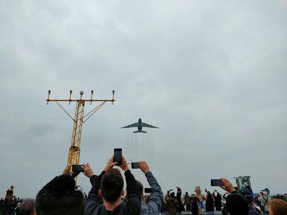 Tysiące widzów pożegnały Antonova An-225 Mrija. To były wyjątkowe chwile [ZDJĘCIA, WIDEO] - Zdjęcie główne