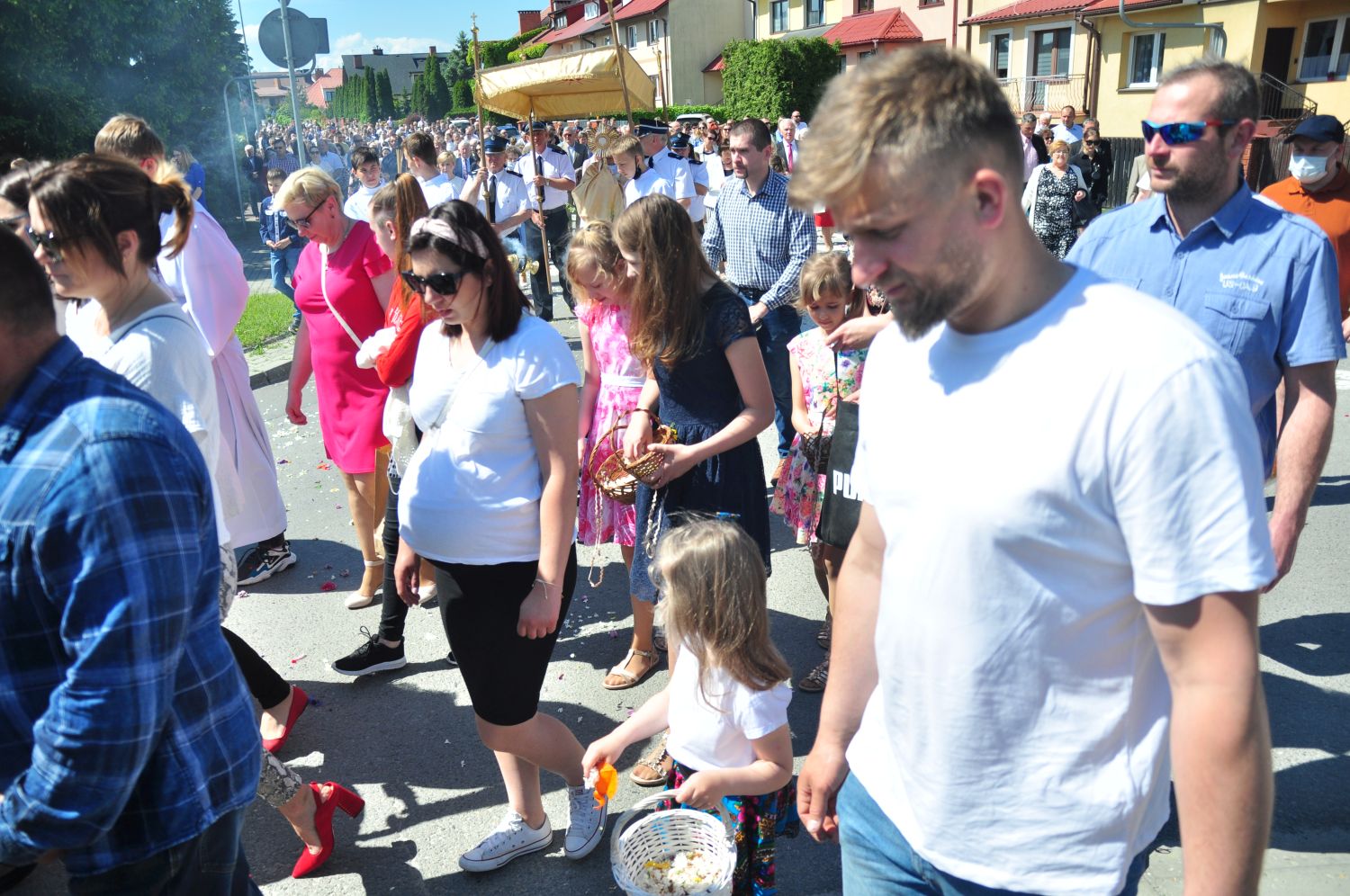 Procesja BOŻEGO CIAŁA na tarnobrzeskim Dzikowie [ZOBACZ ZDJĘCIA I WIDEO] - Zdjęcie główne