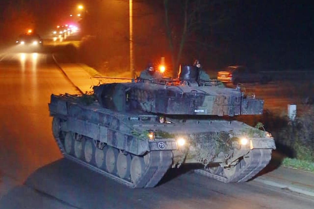Nocny przejazd czołgów - Zdjęcie główne