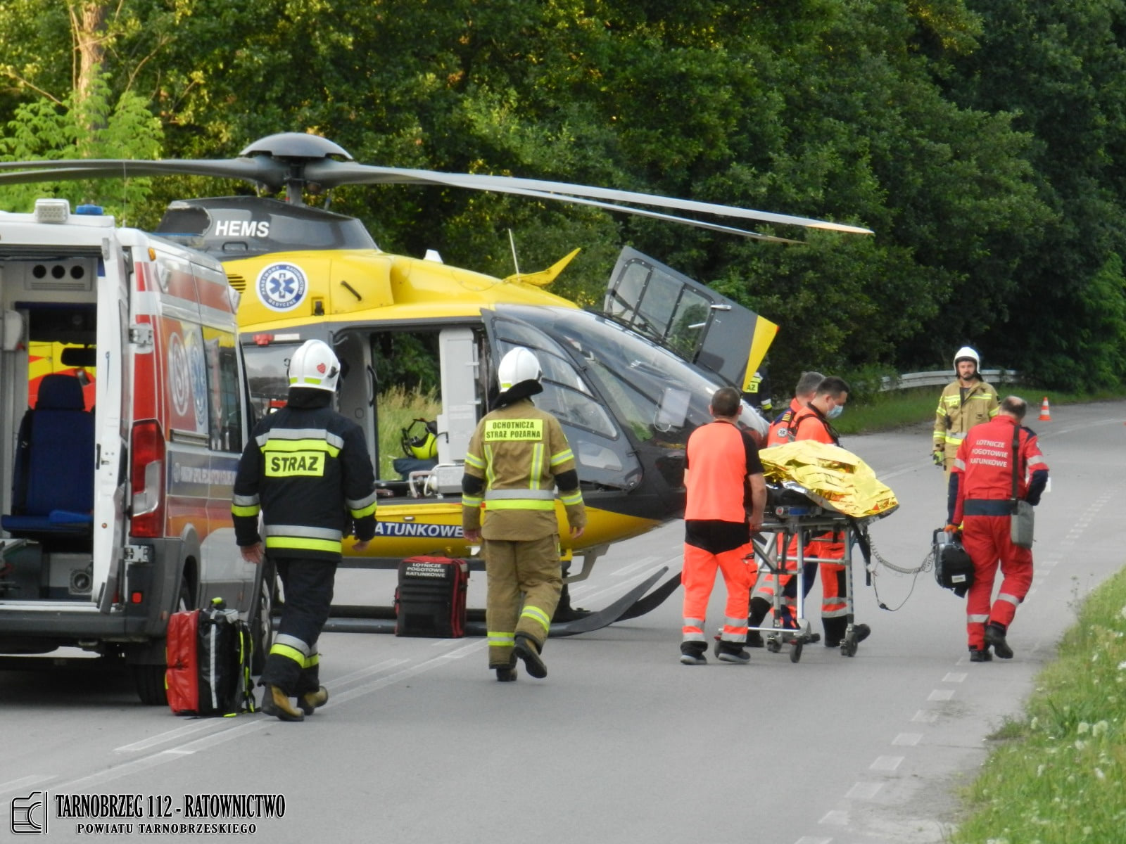 Mężczyzna skoczył na główkę do przydomowego basenu. Na miejsce wezwano LPR.