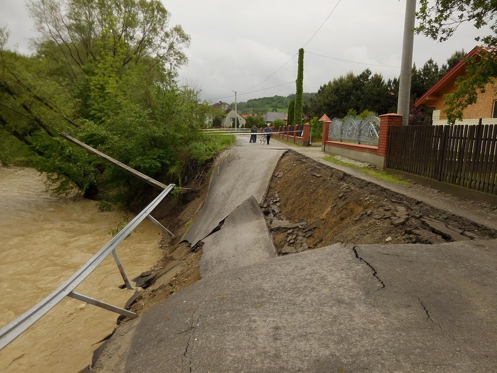 Będą remonty dróg zniszczonych przez powódź [AUDIO] - Zdjęcie główne