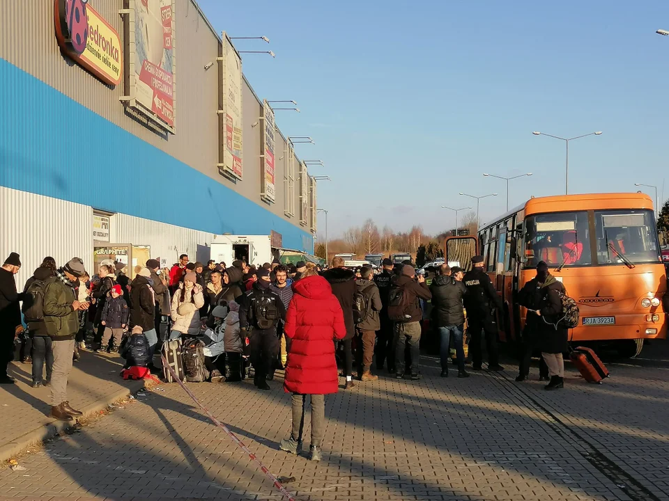 Tysiące kolejnych uchodźców z Ukrainy w Polsce. W "Korczowej Dolinie" mogli liczyć na posiłek czy nocleg [ZDJĘCIA] - Zdjęcie główne