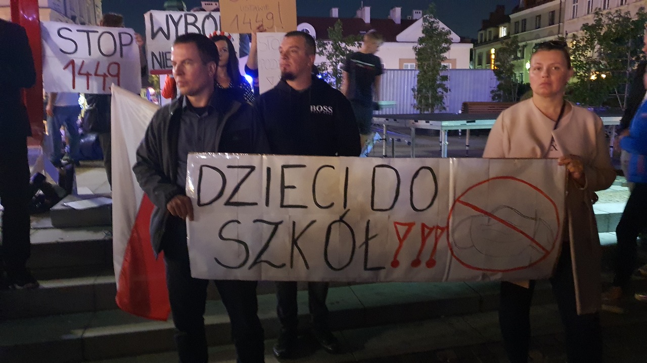 "Rząd pod sąd!" Protesty przeciwko "ustawie sanitarnej" przybierają na sile!  [ZDJĘCIA] - Zdjęcie główne