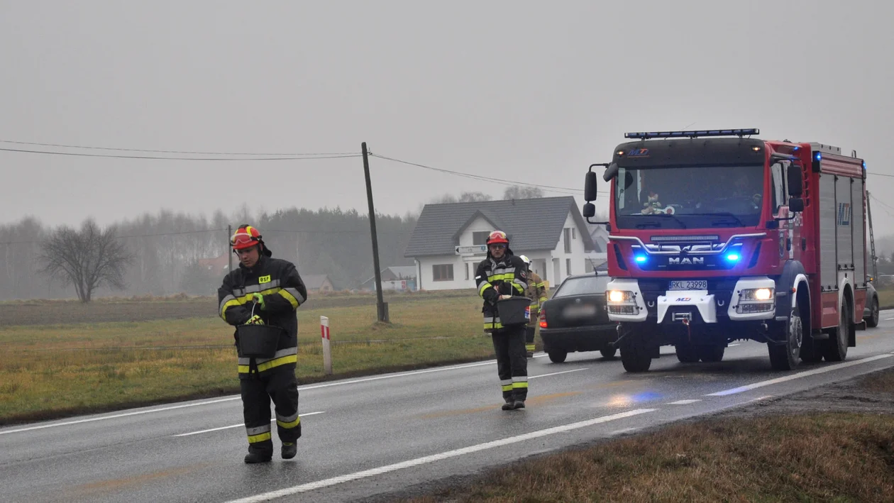 Plama oleju na krajowej "9"! Kilka godzin utrudnień na drodze relacji Kolbuszowa - Tarnobrzeg [ZDJĘCIA] - Zdjęcie główne