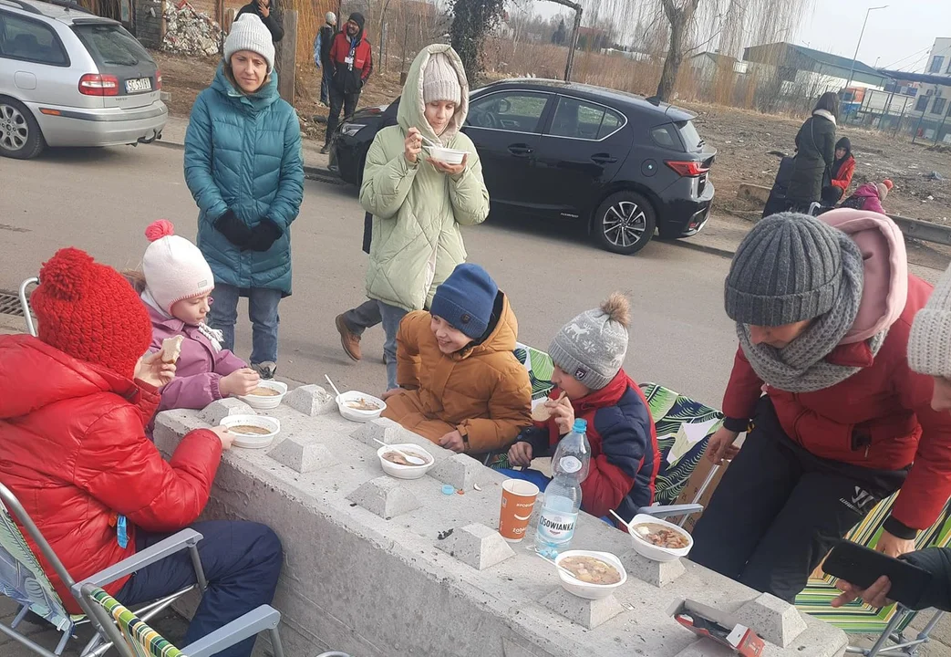 Raport z Medyki. Grupa tarnobrzeżan pojechała nakarmić uchodźców z Ukrainy [ZDJĘCIA, WIDEO] - Zdjęcie główne