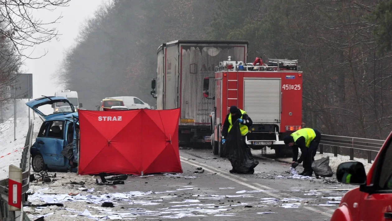 Śmiertelny wypadek! Zderzenie ciężarówki i osobówki na drodze relacji Kolbuszowa - Mielec. Droga była zablokowana [ZDJĘCIA] - Zdjęcie główne