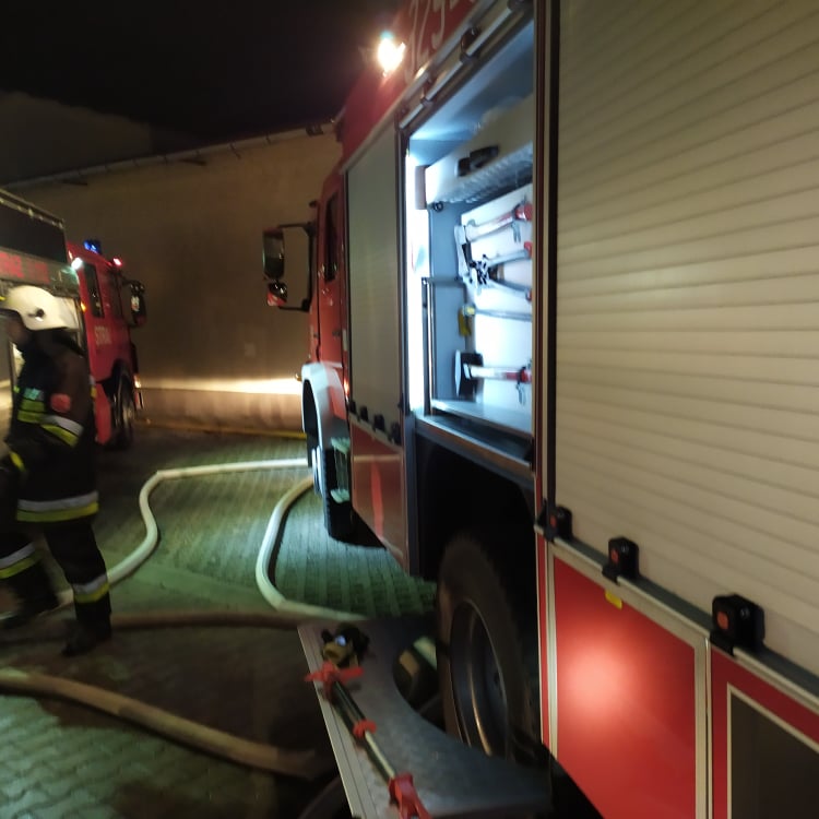 4 godziny gasili pożar hali w Rzeszowie - Zdjęcie główne