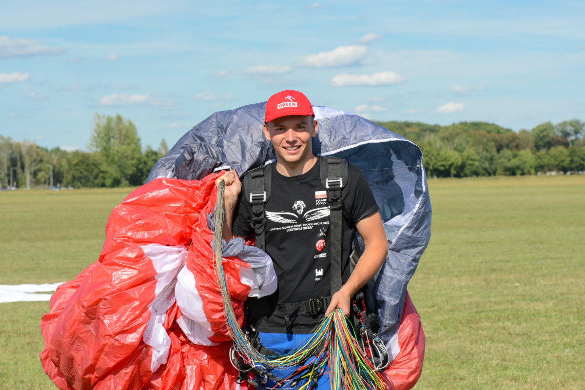 Po raz pierwszy na świecie! Motoparalotniarz na skrzydle lecącego samolotu [FOTO AKTUALIZACJA] - Zdjęcie główne