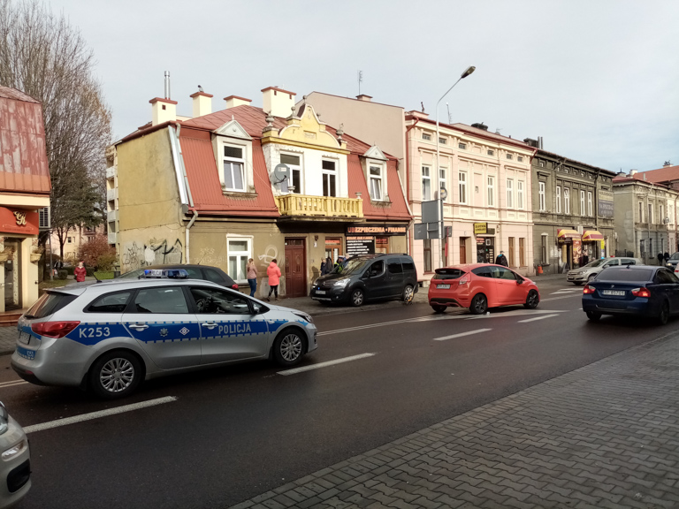 Biegła na oślep przez jezdnię. NIE UNIKNĘŁA potrącenia - Zdjęcie główne