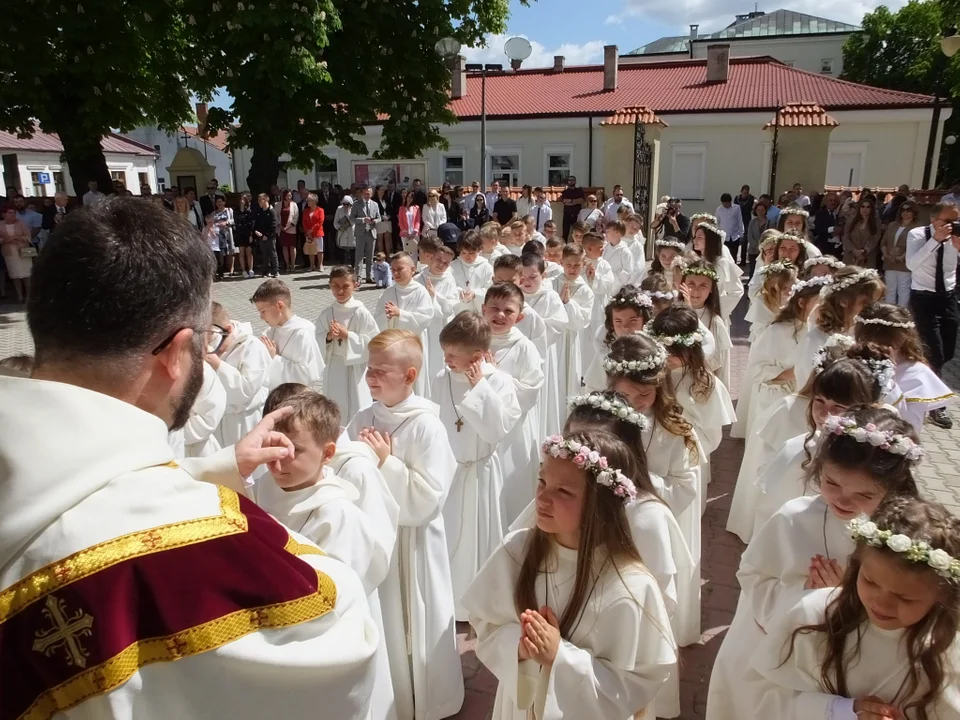 Pierwsza Komunia Święta w Klasztorze Ojców Dominikanów w Tarnobrzegu. Zobacz nowe zdjęcia - Zdjęcie główne