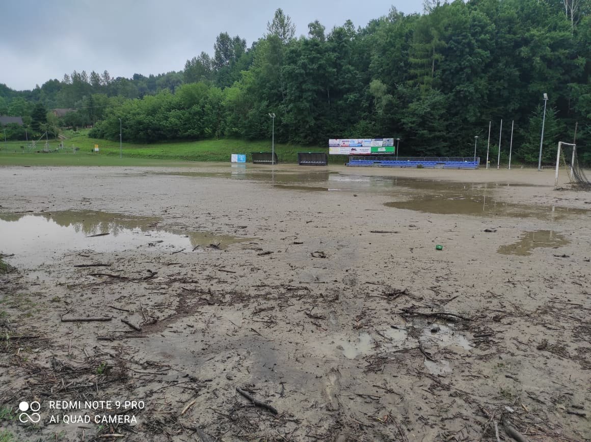 stadion w Chmielniku po powodzi