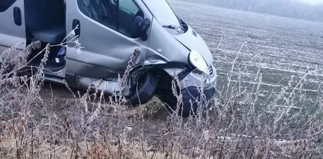 Zderzenie dwóch pojazdów w Skowierzynie i wóz strażacki w rowie [ZDJĘCIA] - Zdjęcie główne