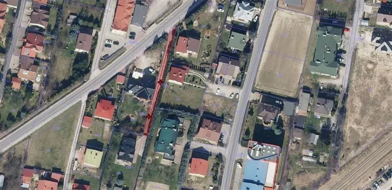 Oferta: https://licytacje.komornik.pl/Notice/Details/554798 /Przedmiotem przetargu jest nieruchomość gruntowa, niezabudowana, stanowiąca działki ew. nr  2583/1, 2583/2 położone w obrębie 212, miasto Rzeszów, objętych KW nr RZ1Z/000114607/3. Powierzchnia działki 2583/1 wg ewidencji gruntów wynosi 0,0222 ha, a działki 2583/2 0,0097 ha, obydwie zaewidencjonowane jako użytek drogowy - dr. Kształt wydłużony o układzie północ – południe. Szerokość około 4 m – 4,5 m, łączna długość około 80 m. Teren płaski. Zgodnie z treścią mapy zasadniczej przez działki 2583/1, 2583/2 przebiegają sieci/przyłącza kanalizacyjne, gazowe, teletechniczne, wodociągowe, sieć elektroenergetyczna w bezpośrednim sąsiedztwie.  Suma oszacowania wynosi 74 557,00 zł, zaś cena wywołania jest równa 3/4 sumy oszacowania i wynosi 55 917,75 zł. 