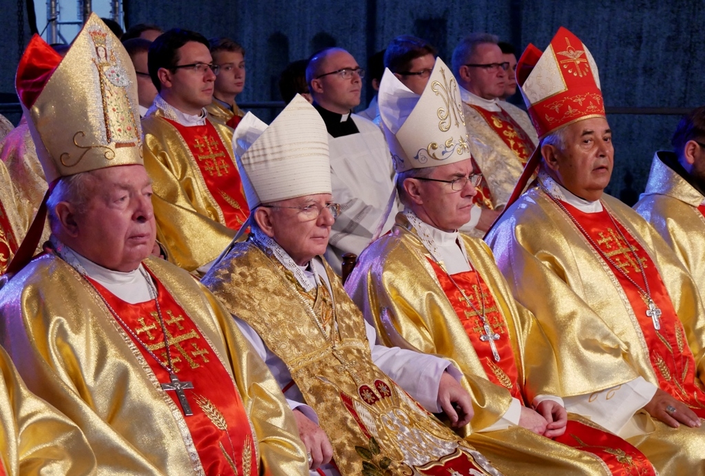 W Rzeszowie 15 biskupów poparło metropolitę krakowskiego po fali krytyki - Zdjęcie główne