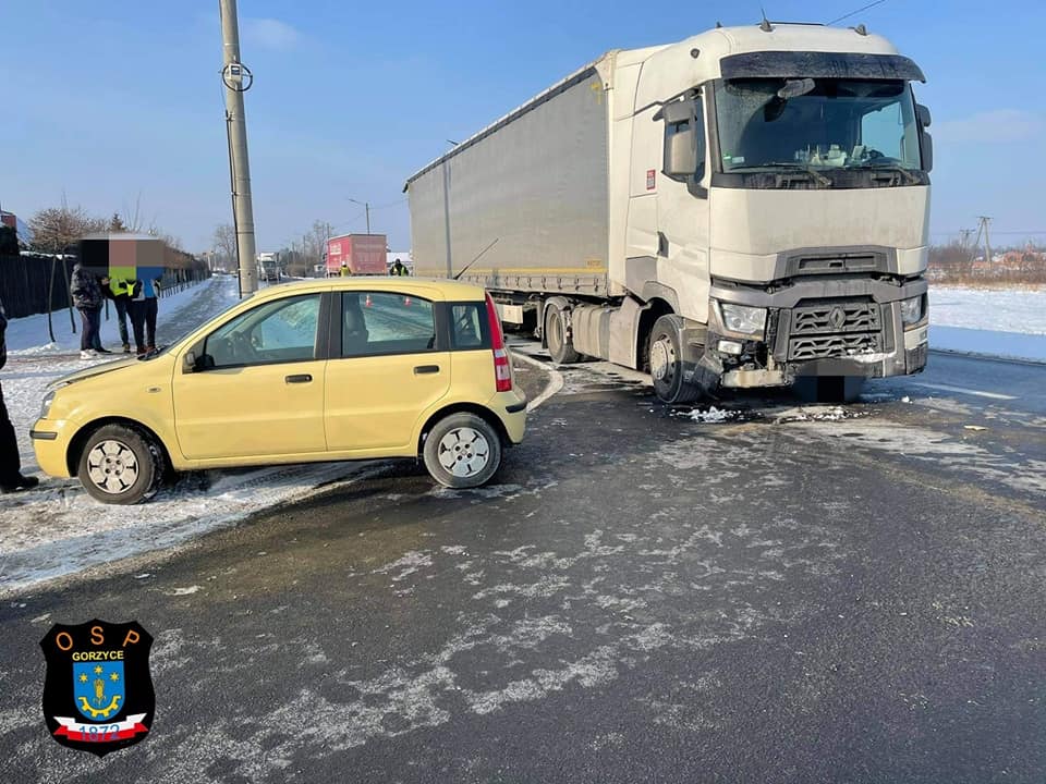 Zderzenie dwóch pojazdów ciężarowych i auta osobowego! DK numer 77 była zablokowana [FOTO] - Zdjęcie główne