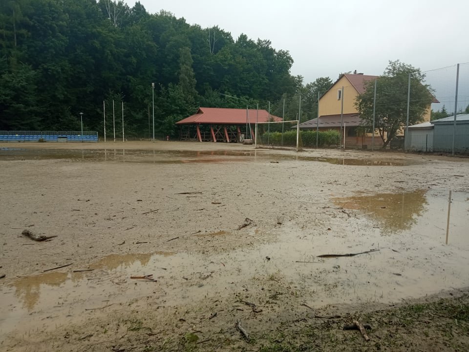 stadion w Chmielniku po powodzi