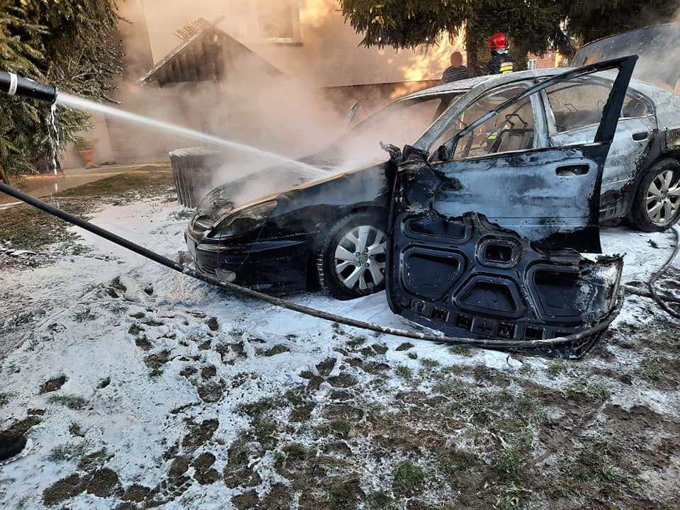 Strażacy nie uratowali auta. Spłonęło doszczętnie [FOTO] - Zdjęcie główne