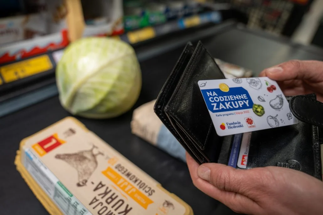 Caritas pomaga seniorom. Najbardziej potrzebujący otrzymają kartę na codzienne zakupy w Biedronce  - Zdjęcie główne