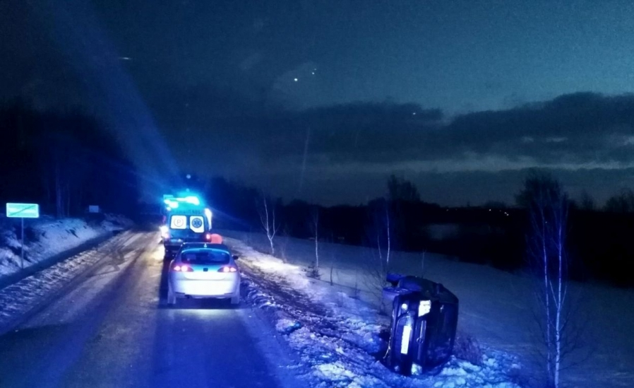 Wylądowała autem na boku. Kolizja w powiecie krośnieńskim - Zdjęcie główne