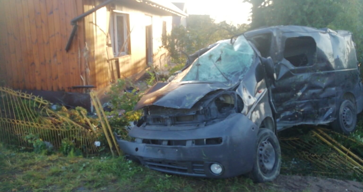 Wypadek w Jeżowem. Samochód uderzył w dom, naruszając jego konstrukcję! [ZDJĘCIA] - Zdjęcie główne