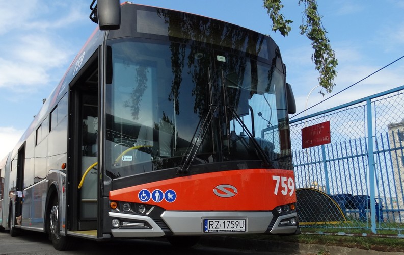 Zderzył się z autobusem i uciekł [MAPA] - Zdjęcie główne