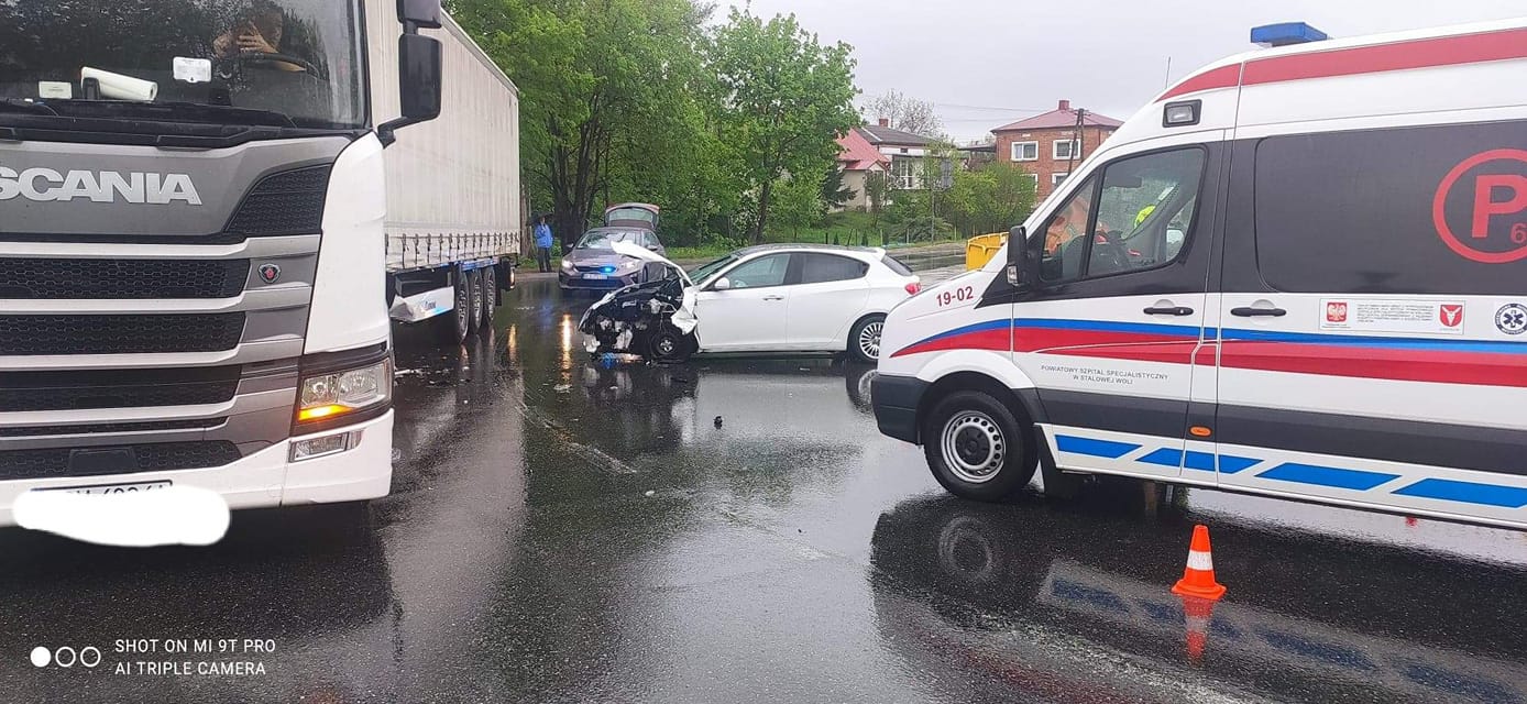 Samochód osobowy wjechał w ciężarówkę [ZDJĘCIA, MAPA] - Zdjęcie główne