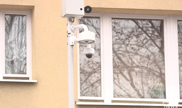 Obrotowa miejska kamera zagląda lokatorowi do mieszkania - "taki mały Big Brother" - Zdjęcie główne