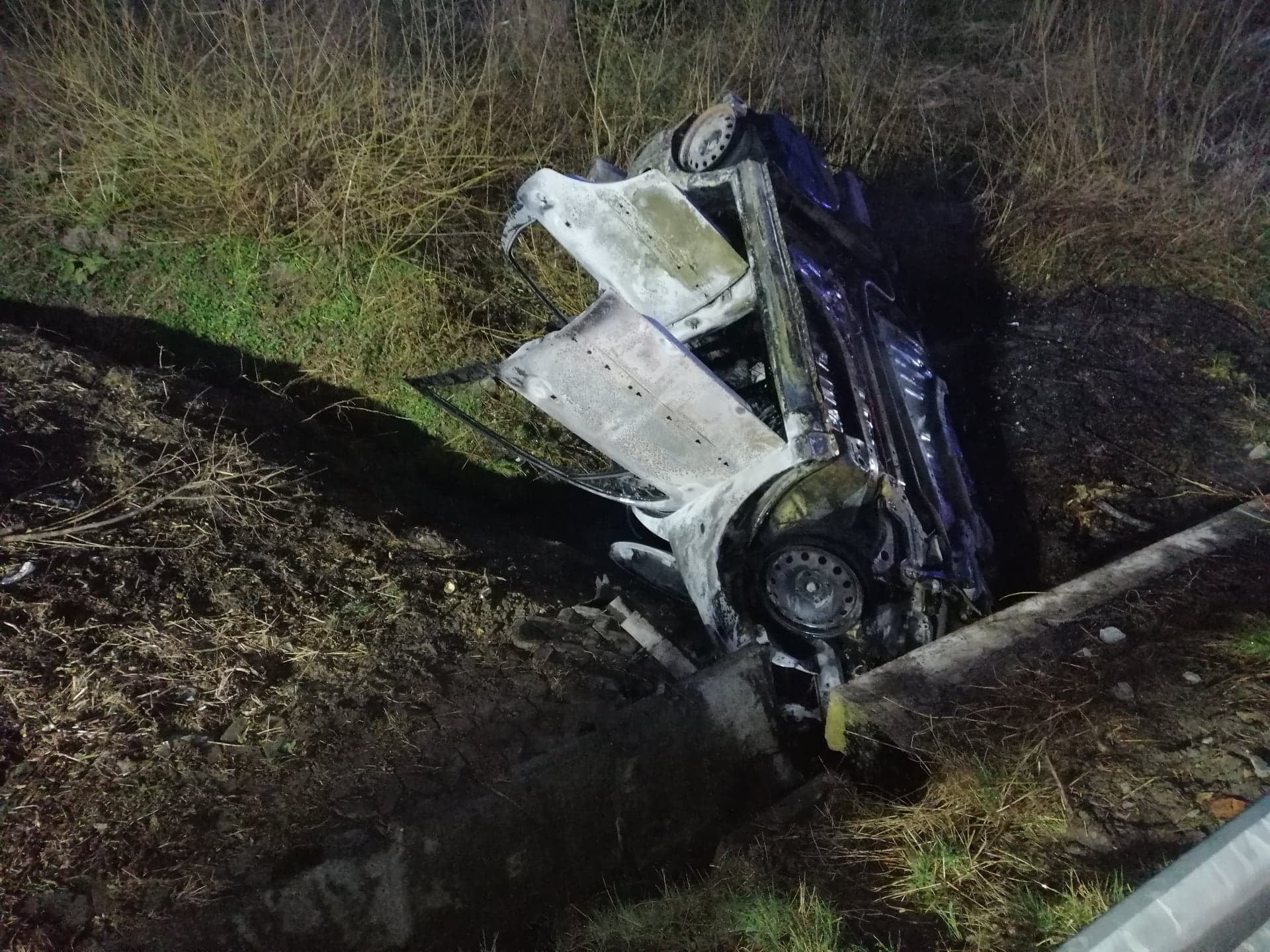 Auto w płomieniach - Zdjęcie główne