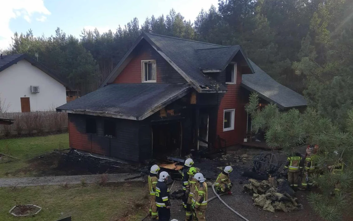 Gigantyczny pożar budynku mieszkalnego w miejscowości Sarnów. Zobaczcie zniszczenia - Zdjęcie główne