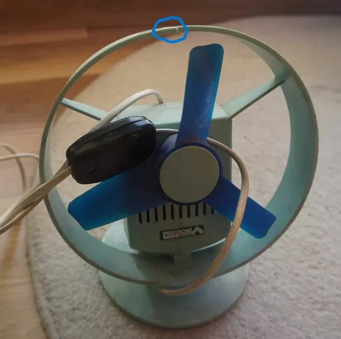 Wentylator stołowy Predom Metrix. Cena 100 zł. Link: https://www.olx.pl/d/oferta/zestaw-5-sztuk-przedmiotow-prl-CID767-IDOZVcY.html