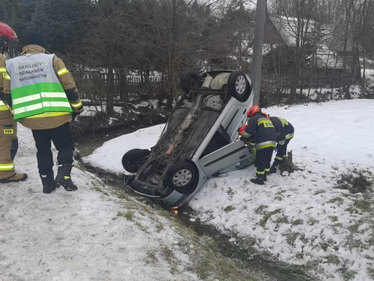 Samochód wypadł z drogi i dachował. Dwie osoby ranne - Zdjęcie główne