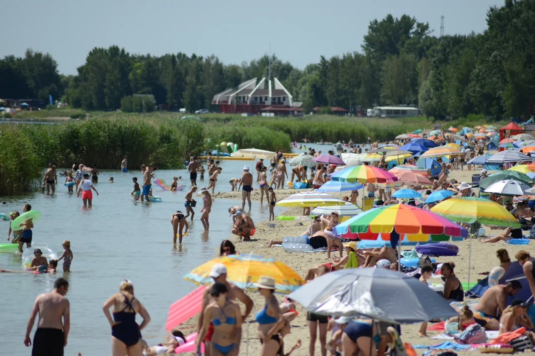 Gorący czwartek. Jezioro Tarnobrzeskie pełne plażowiczów. Każdy szuka chwili ochłody [ZDJĘCIA] - Zdjęcie główne