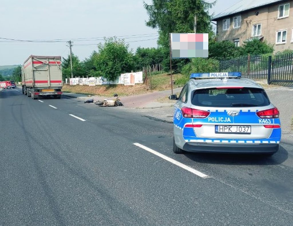 Zderzenie skutera z ciężarówką! Nie żyje jedna osoba! - Zdjęcie główne