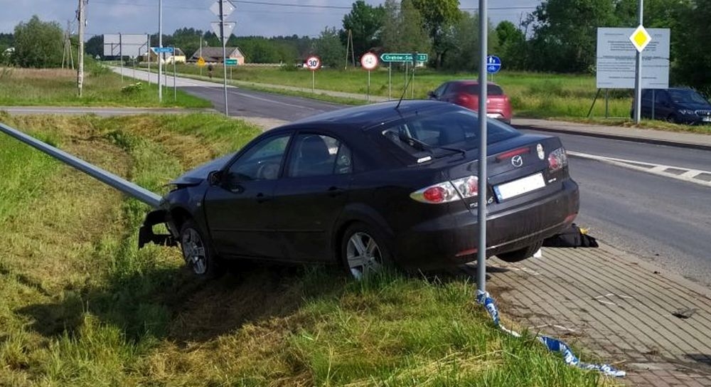 Wypadek w Grębowie - samochodem w latarnię - Zdjęcie główne