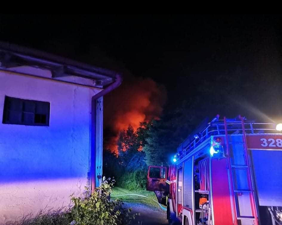 Tyczyn. Nocny pożar domu. RANNY strażak i mieszkaniec! [ZDJĘCIA] - Zdjęcie główne