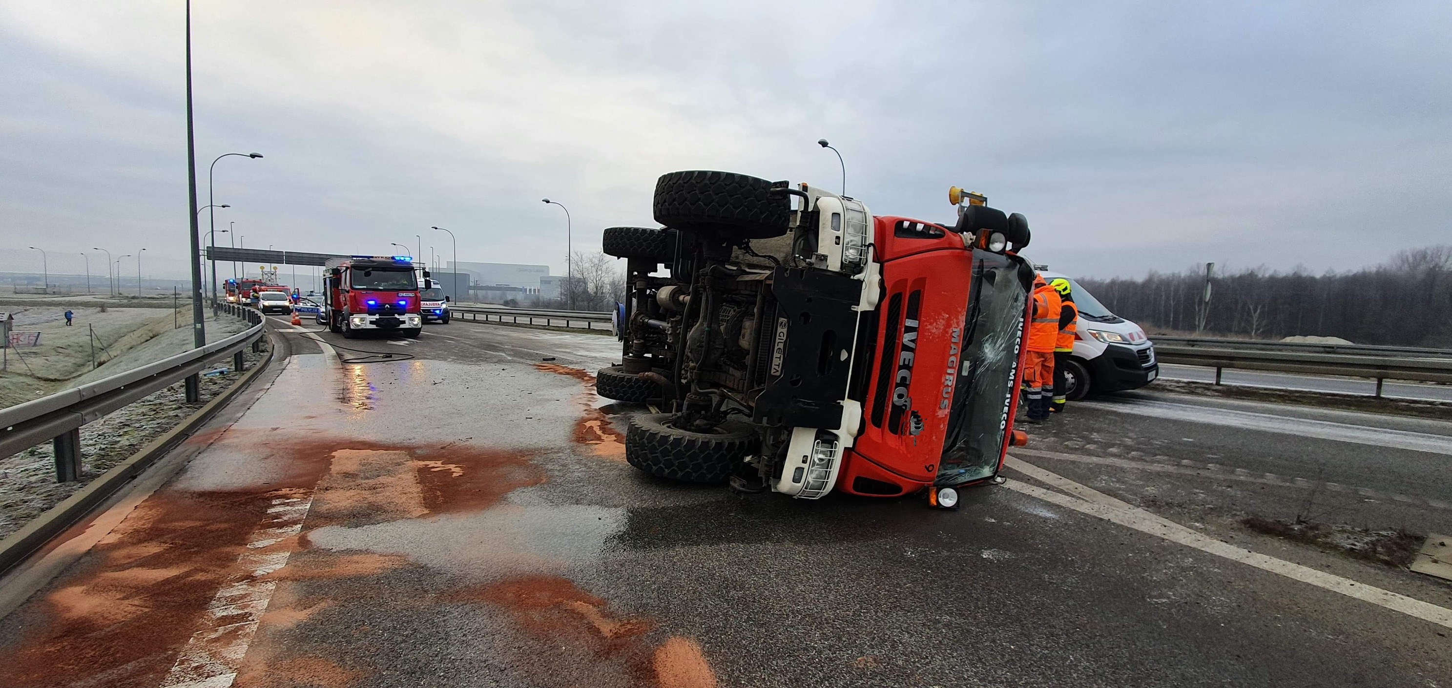 Wywrócona piaskarka na autostradzie! [FOTO] - Zdjęcie główne