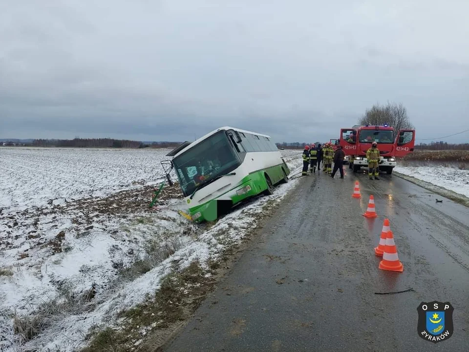 Nagoszyn: Autobus w rowie po silnym podmuchu wiatru - Zdjęcie główne