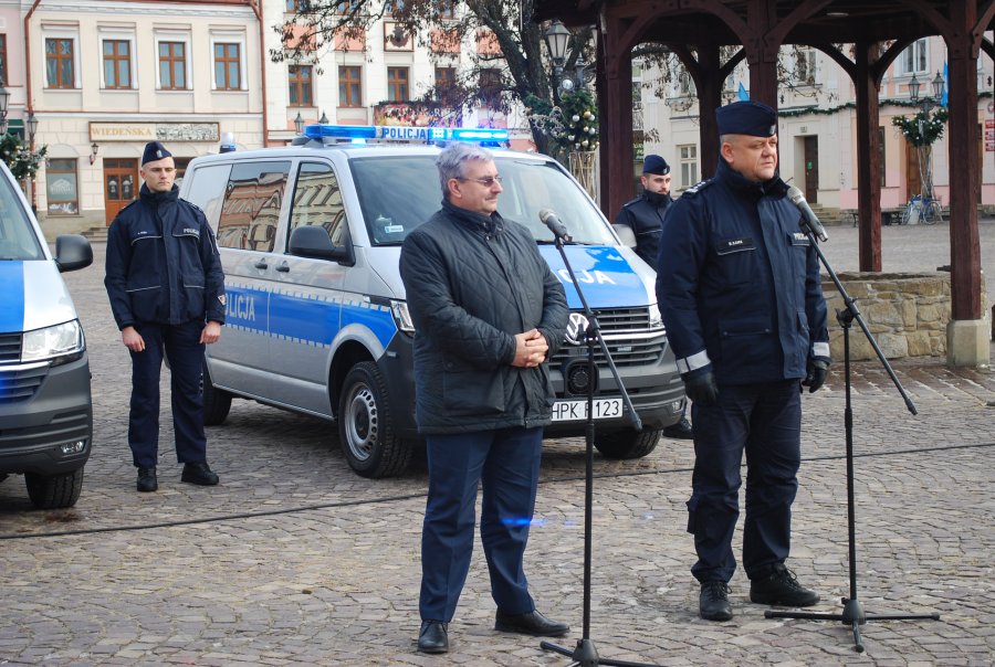 Dwa nowe policyjne Volkswageny Transportery wyjechały na rzeszowskie drogi [FOTO] - Zdjęcie główne