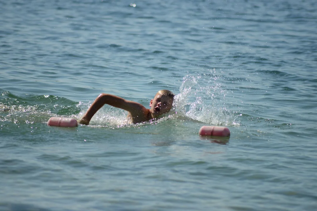 Druga edycja Triathlon Kids nad Jeziorem Tarnobrzeskim cieszyła się ogromną popularnością. Zobacz jak mali sportowcy radzili sobie w pływaniu, jeździe na rowerze oraz bieganiu [ZDJĘCIA - CZĘŚĆ 2] - Zdjęcie główne